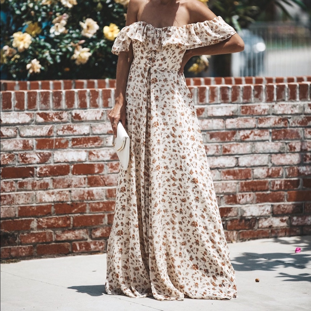 Color: pretty cream, blush and taupe florals